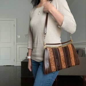 Vintage purse with detachable strap.